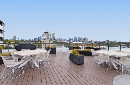 Cremorne Apartment | Executive 2-Bed Apartment with Views, Gym and Spa