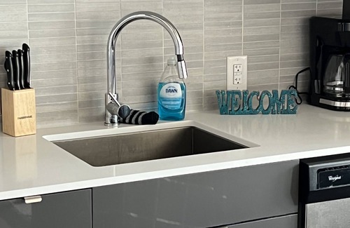 Downtown Winnipeg Apartment | Executive 2 bed Condo King bed great LOCATION downtown with laundry