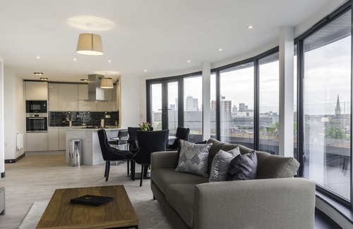 Stepney Green Apartment | Executive 2-Bed Penthouse with Stunning Views Near Canary Wharf