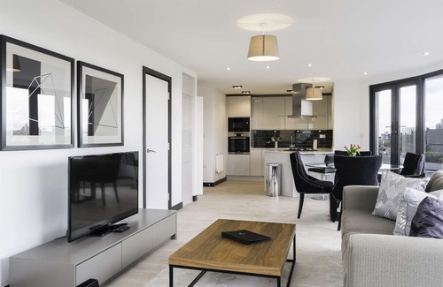 Stepney Green Apartment | Executive 2-Bed Penthouse with Stunning Views Near Canary Wharf