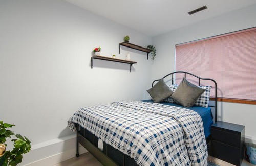 Guildford House | Executive 2 Bedroom 1 Bath suite.