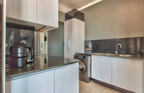 Observatory Apartment | Executive 2-Bedroom Apartment with 180° City Views in Cape Town