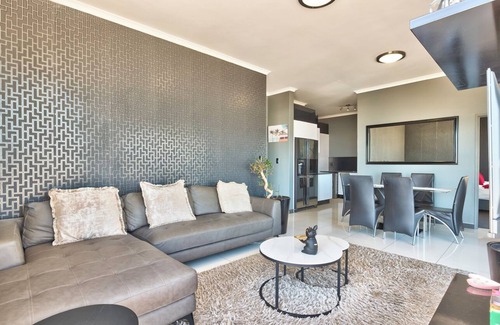Observatory Apartment | Executive 2-Bedroom Apartment with 180° City Views in Cape Town