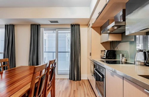 Fashion District Apartment | Executive 2 Beds by Rogers Centre, Ripley’s Aquarium & Free Parking