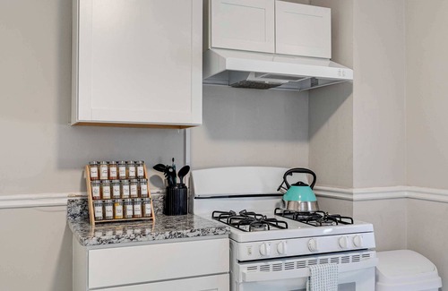 Richmond Condo | Executive 2BR condo: Free parking, fire pit, and patio.