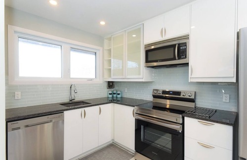 Ottawa Division Apartment | Executive | 3 Beds, 1 Bath | Modern | Sleeps 6