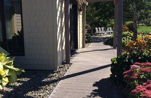 Keswick Ridge House | Executive 4 bedroom 3,000 sq ft home, outdoor patio & gardens