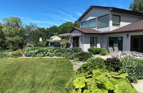 Keswick Ridge House | Executive 4 bedroom 3,000 sq ft home, outdoor patio & gardens