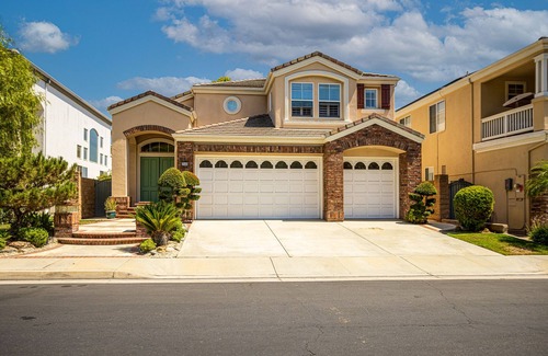 Fullerton House | Executive 4-bedroom home in gated community