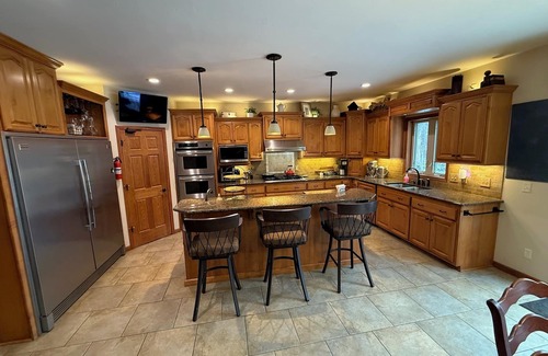 Neenah House | Executive 4 Bedroom Home/Close to NFL Draft in Green Bay & EAA event in Oshkosh