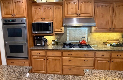 Neenah House | Executive 4 Bedroom Home/Close to NFL Draft in Green Bay & EAA event in Oshkosh