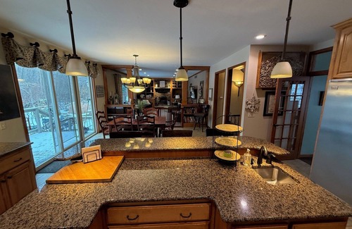 Neenah House | Executive 4 Bedroom Home/Close to NFL Draft in Green Bay & EAA event in Oshkosh