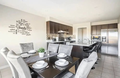 Brampton House | Executive 4BD/3BA home with Free Parking|Wi-fi|Office|Views|Park Access