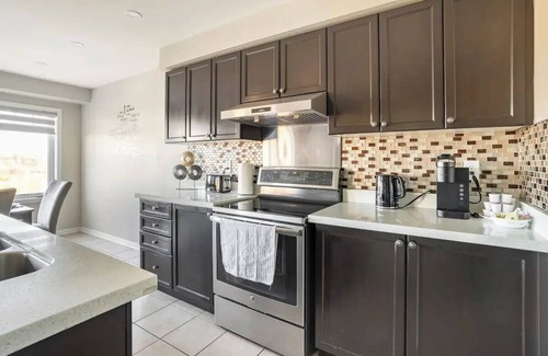 Brampton House | Executive 4BD/3BA home with Free Parking|Wi-fi|Office|Views|Park Access