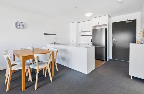 Sunshine Apartment | Executive and Spacious Apartment with Balcony