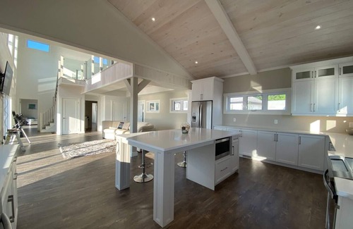 Rossmore House | Executive Prince Edward County Waterfront Chalet - New Build