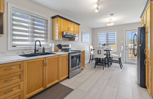 Terra Nova House | Executive cozy home with 3 beds, work station & gym