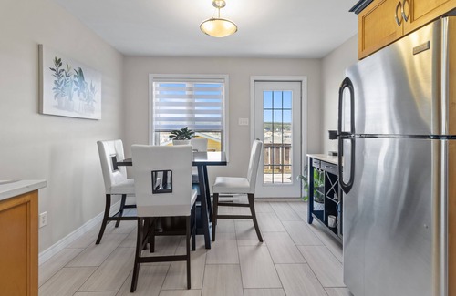 Terra Nova House | Executive cozy home with 3 beds, work station & gym