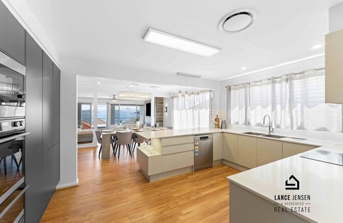 Lake Macquarie City Council House | Executive family house w/5BR