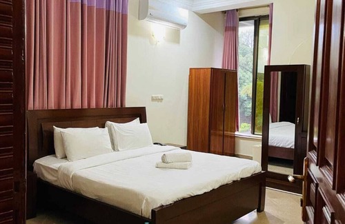 F-7 Sector Hotel | Executive Galaxy House located near the city center. 5 minutes to the park!