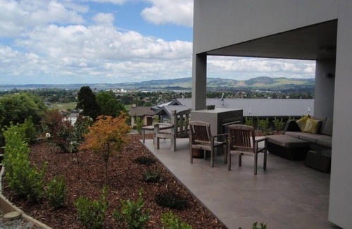 Rotorua House | Executive home with lake views