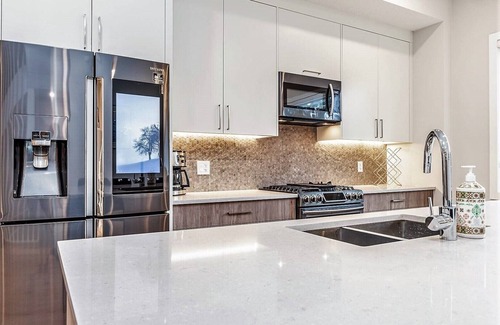 West Hillhurst House | Executive home, Rooftop Deck, close to Foothills Med Ctr, Kensington Plaza & DT