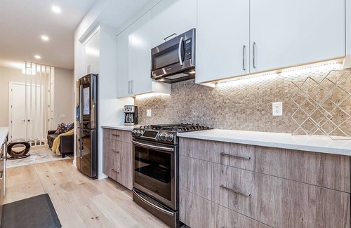 West Hillhurst House | Executive home, Rooftop Deck, close to Foothills Med Ctr, Kensington Plaza & DT