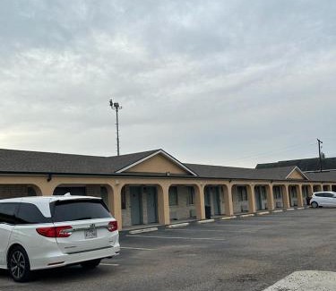 Robstown Hotel | Executive Inn Robstown