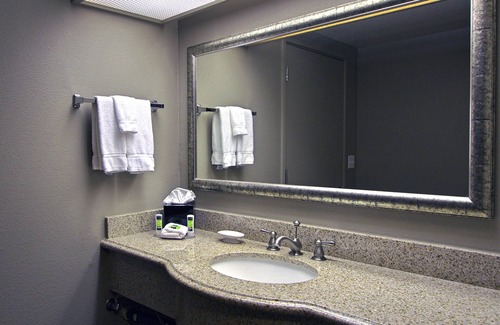 East Peralta Hotel | Executive Inn & Suites Embarcadero Cove