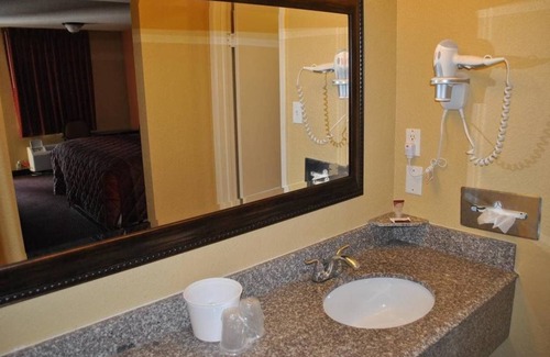 Brookshire Hotel | Executive Inn