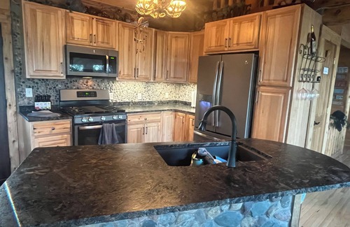Lake Shore House | Executive Lakehome on Gull Lake – Fully Furnished 30+ Day Stays Amazing Views