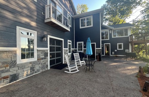 Lake Shore House | Executive Lakehome on Gull Lake – Fully Furnished 30+ Day Stays Amazing Views