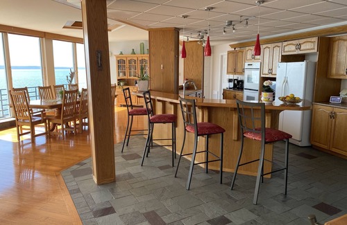 Shuniah House | Executive Lakehouse- Sand Beach on 3 private acres with separate Guesthouse