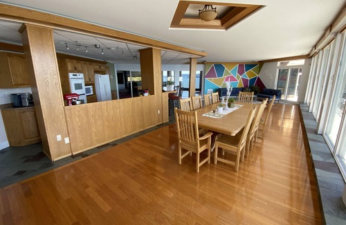 Shuniah House | Executive Lakehouse- Sand Beach on 3 private acres with separate Guesthouse