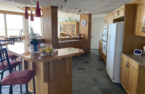 Shuniah House | Executive Lakehouse- Sand Beach on 3 private acres with separate Guesthouse