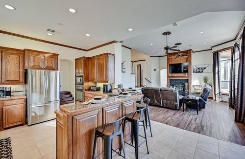 Cedar Hill Villa | ★Executive Lakeside Estate★ Private Pool, Home+Apt