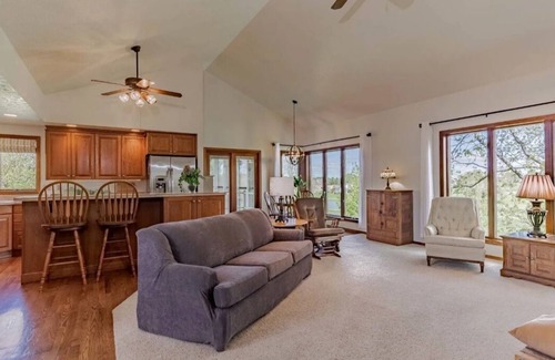 Graymont House | Executive Level HomenEl Paso Golf CoursenClose to the Twin Cities