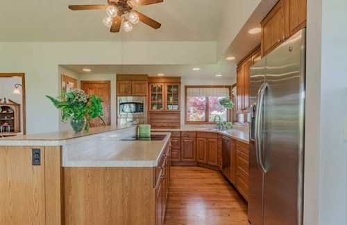 Graymont House | Executive Level HomenEl Paso Golf CoursenClose to the Twin Cities