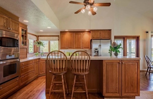 Graymont House | Executive Level HomenEl Paso Golf CoursenClose to the Twin Cities