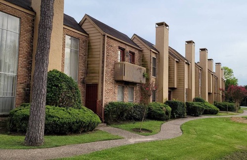Houston Condo | EXECUTIVE LUXE 2 BED 1 1/2 CONDO FAB UNIT