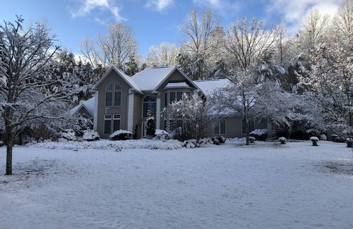 Franklin House | Executive Mountain Estate in Exclusive Brookwood Beautifully Furnished/Decorated