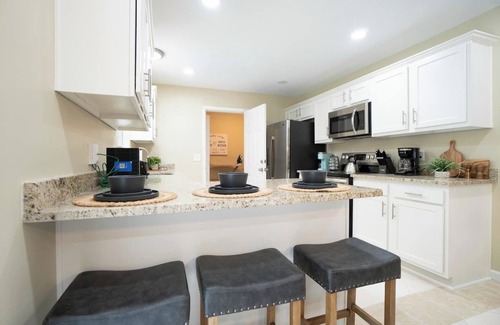 Southside House | ~Executive Pad Sleeps 12 Heated Pool & Boardroom~