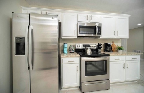 Southside House | ~Executive Pad Sleeps 12 Heated Pool & Boardroom~