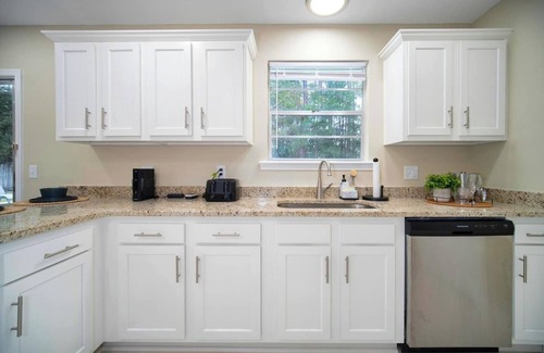 Southside House | ~Executive Pad Sleeps 12 Heated Pool & Boardroom~