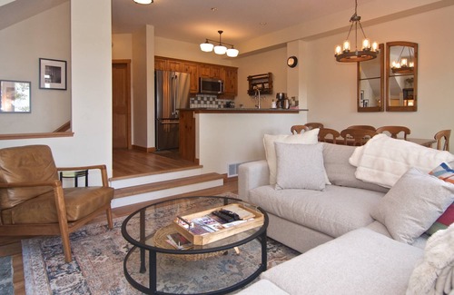Nordic Estates House | Executive Peaceful mountain retreat! SKI IN/SKI OUT. Mountain Views! Double garage 2 level home
