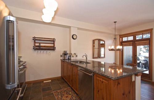Nordic Estates House | Executive Peaceful mountain retreat! SKI IN/SKI OUT. Mountain Views! Double garage 2 level home
