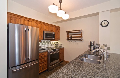 Nordic Estates House | Executive Peaceful mountain retreat! SKI IN/SKI OUT. Mountain Views! Double garage 2 level home