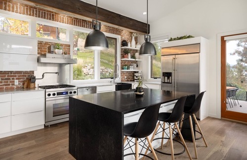 Central Okanagan House | Executive, private, lake-view home that is 1 hour to Silver Star and Big White