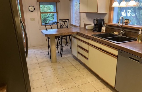 Columbia House | Executive/Professional's Home (30 Day Minimum) in Historic Eldridge Neighborhood