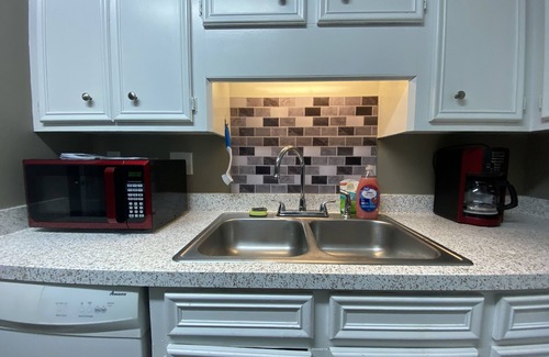 Tougaloo House | Executive Red Door Vacation Home with Kitchen and Pool Table @ Jackson-Ridgeland